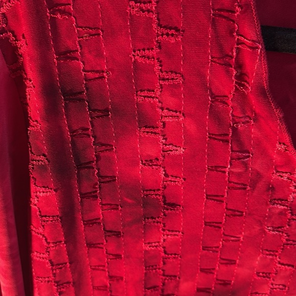 Dressbarn Red and Black Women's Top - Picture 3 of 5